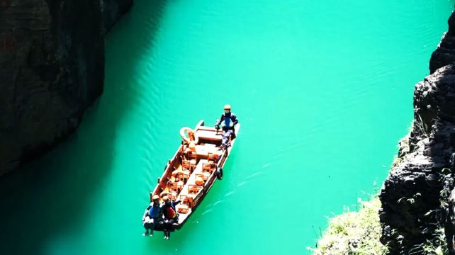 恩施市+恩施大峡谷+鹤峰屏山旅游景区6日5晚跟团游·9大招牌景区 头等舱豪车+金牌导游+赠490元礼包 宿大峡谷景区+华美达连住 1日行程3选1