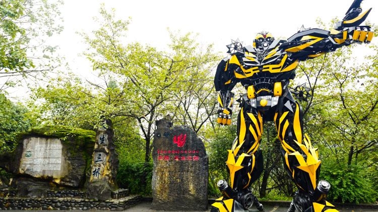 2-Day Small Group Tours: Deep tour to Chongqing Wulong district for 2 days, Three Natural Braidges, Longshuixia Fissure Gorge Cleft, Furong River Cruise·  
