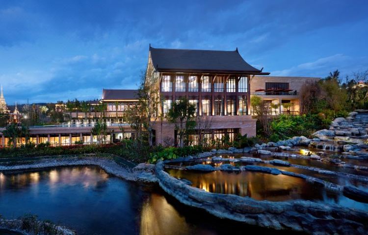5-day 4-night · Private tours · Kunming + Xishuangbanna · Stay at a luxury hotel during your journey, taste Yunnan roast duck and Dai cuisine. Our private car will serve you throughout the journey, upgraded to a business car, providing comfort and peace of mind. We also have professional tour guides and drivers to assist you.