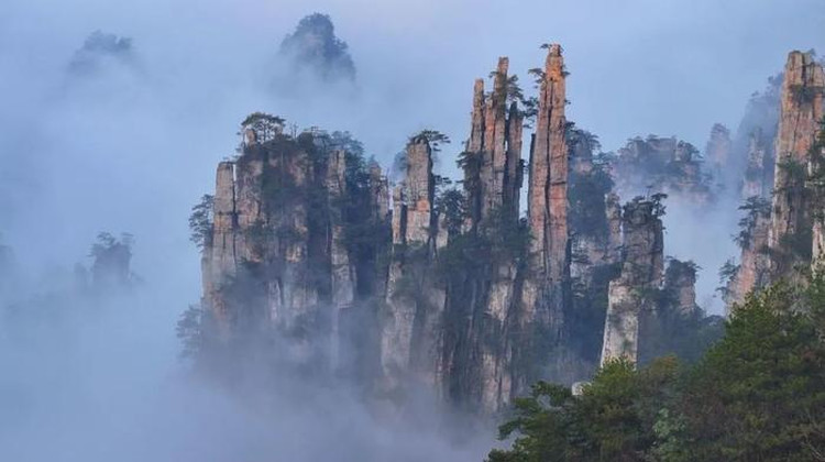 湖南张家界天门山国家森林公园-天门山索桥+百龙天梯+袁家界景区+芙蓉镇+凤凰古城+武陵源7日6晚私家团·【长沙张家界经典品质游+一单一团专车接送】+【打卡阿凡达取景地+沈从文笔下的凤凰古城+挂在瀑布上的千年古镇】