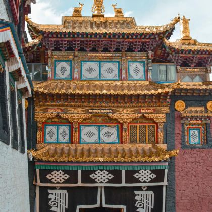 色达+四姑娘山景区+鱼子西+新都桥4日3晚私家团