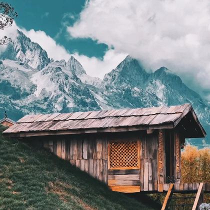 大理市+泸沽湖+稻城亚丁8日7晚拼小团