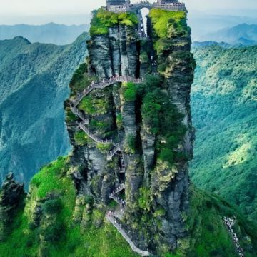 黄果树景区+荔波小七孔景区+西江千户苗寨+镇远古城+梵净山+遵义会议会址7日6晚跟团游