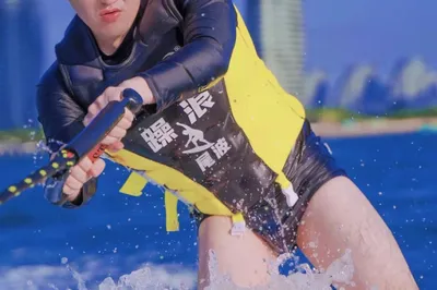 三亚躁浪尾波冲浪俱乐部