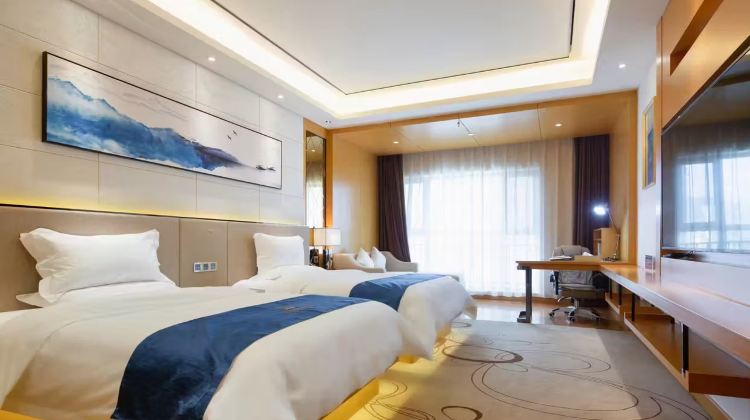 9-Day China Classic Silk Road Adventure Private Tour from Urumqi·Xinjiang, Dunhuang, Zhangye and Xining丨Mogao Caves, Colorful Danxia and Chaka Salt Lake