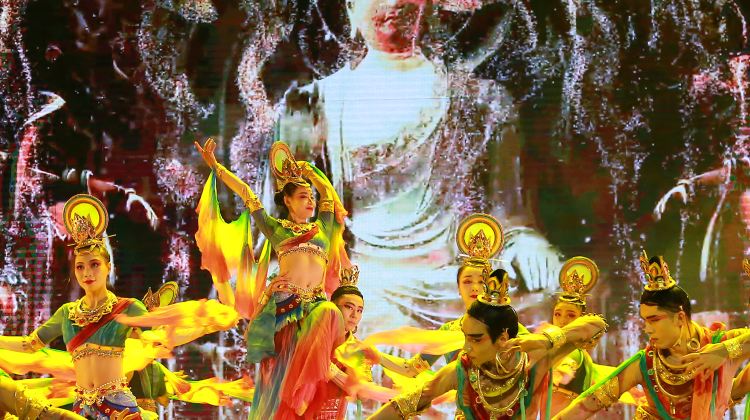 4-Day Small Group Tours: Terracotta Army, Xi'an City Wall, Xi'an Muslim Quarter | Discover Shadow Puppet + Marionette Performance + The Empress of Tang court dance·  