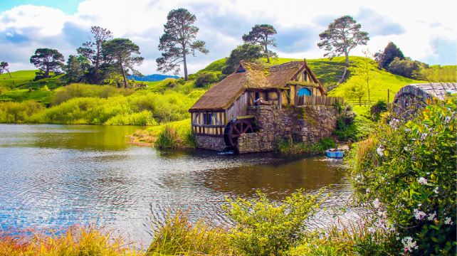 <6天>【15人小团 | 北岛萤火与小众秘境】新西兰北岛深度游·奥克兰+罗托鲁瓦+惠灵顿+纳皮尔+新普利茅斯、霍比特人村+惠灵顿缆车+怀托摩萤火虫洞+鱼骨桥+陶波湖、4钻酒店含早+BBQ自助午餐