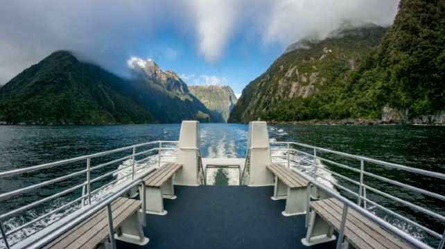 <6天>【舌尖上的南岛 | 含米尔福德峡湾】·新西兰南岛东线：含三文鱼自助+毛利岩石烧烤、4大名湖(蒂卡波湖+普卡基湖+瓦卡蒂普湖+蒂阿瑙湖)、库克山+好牧羊人教堂+蓝眼企鹅归巢VIP座