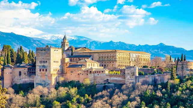 <11天>【多彩之旅 深度穿越西葡两国】含团队接送机·2晚连住巴塞罗那+萨拉曼卡+塞哥维亚+辛特拉+米哈斯+龙达+阿尔罕布拉宫+圣家堂+瓦伦西亚+赠电话卡