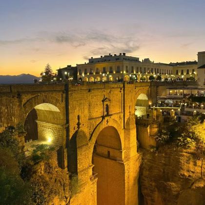 西班牙巴塞罗那+毕尔巴鄂+塞维利亚+龙达+马德里12日11晚私家团