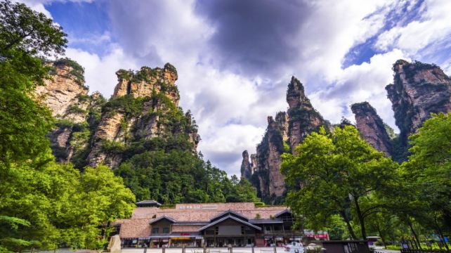 张家界+武陵源+天门山3日2晚跟团游·楚韵画峤+12人纯玩+赠680元礼包+天门山指定A线+张一地全景+3大VIP通道+2+1商务车