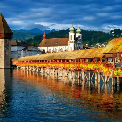 瑞士苏黎世+卢塞恩+因特拉肯+伯尔尼+蒙特勒9日8晚私家团