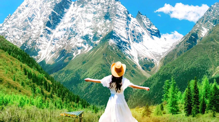 九寨沟+黄龙风景名胜区+四姑娘山+若尔盖+黄河九曲第一湾7日6晚拼小团·【2-8人VIP纯玩小团. 草原季】高原翡翠『月亮湾』 & 高原绿洲『若尔盖花湖』 | 赠《宽窄.茶秀》川剧演出+盖碗茶+特色藏餐+旅拍+氧气