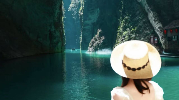 恩施市4日3晚私家团·Vip独立包车游·双谷双爱心之旅〖含50元船票 | 必消景交全含0自费〗车辆自选升级·1人可订，多人车费立减/司机上门接| 酒店免押金入住『屏山玻璃海“悬浮船”爱心打卡+地心谷·巴盐古道/地之心』