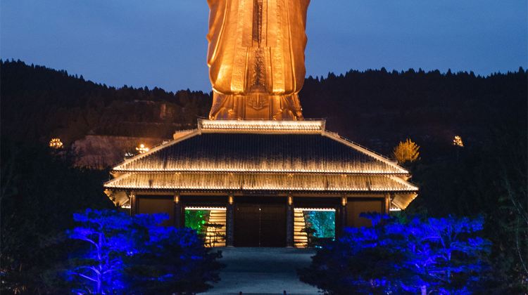 5-Day Tour Jinan, the Spring City | Ascend Mount Tai | Visit Qufu, the Holy City | Explore Nishan Sacredland | Upgrade to 1 night in a 5-diamond hotel | Two museums | Two performances | Pray for blessings at Mount Tai | 12-person small group | Taste local specialty cuisine