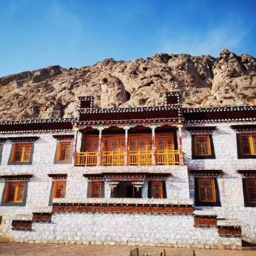 中国宁夏银川镇北堡西部影城+贺兰山岩画+源石酒庄+拉僧庙+乌海湖+宁夏博物馆+西夏陵+漫葡·看见贺兰演艺小镇+腾格里沙漠天鹅湖+乌兰湖4日3晚跟团游