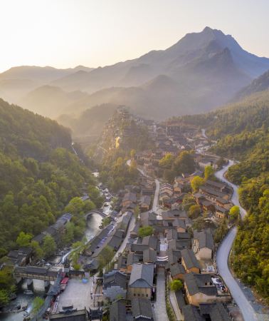4D3N • 4-Day Northern Jiangxi Tour, Hike Sanqing Mountain, explore Wangxiangu, tour porcelain capital Jingdezhen and wander ancient villages in Wuyuan