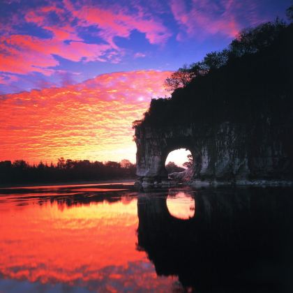 广西桂林+漓江+阳朔+龙脊梯田+南宁+德天瀑布+明仕田园+花山岩画+友谊关景区7日6晚自由行