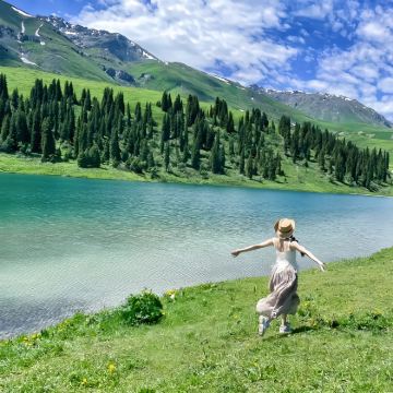 新疆伊犁+乌鲁木齐+赛里木湖+解忧公主薰衣草园+昭苏+夏塔冰川+喀拉峻大草原+特克斯八卦城+唐布拉草原+那拉提空中草原+巴音布鲁克+S101百里丹霞观景台10日9晚私家团