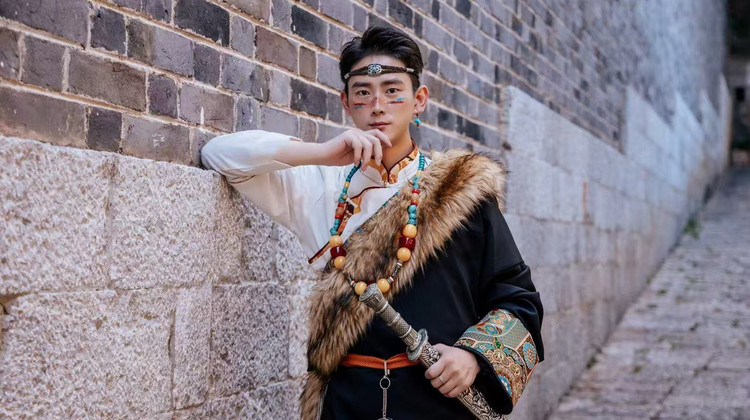 九寨沟+黄龙风景名胜区3日2晚跟团游·专线【B线成都高铁往返九寨+100%有票+20人团】 <2+1可充电可躺头等舱+藏家换装旅拍&下午茶>汽车进高铁返回选C·升级5钻酒店选D〓两晚沟口4钻酒店连住〓ACD赠108元熊猫表演宴