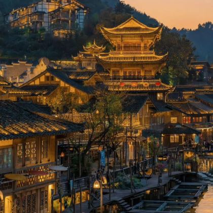 贵州贵阳+十二背后·地下河谷景区+贵州乌江寨国际旅游度假区+黄果树景区+荔波小七孔景区+西江千户苗寨+十二背后·地下裂缝景区6日5晚私家团