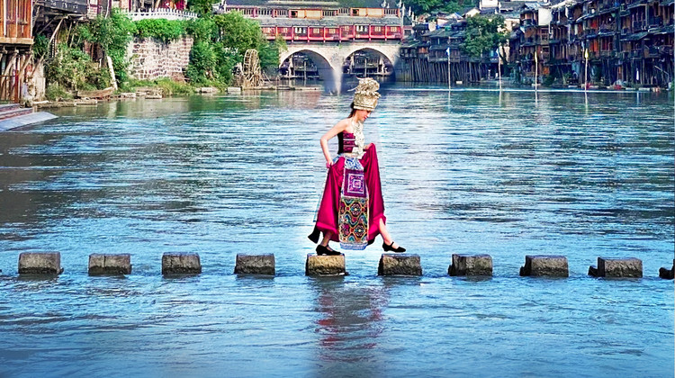 张家界+天门山+武陵源+凤凰5日4晚拼小团·景区免排队8人超V团丨踏青赏花丨180凤凰江景房丨航拍小视频丨张家界2次进山全景游览丨赠游芙蓉镇+凤凰沱江艺术游船夜游票