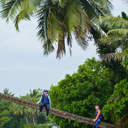  户外活动·海口+万宁5日亲子营丨野生小众玩法丨雨林桨板丨秘境浮潜丨野趣赶海丨冲浪考证丨侨乡庄园·咖啡DIY丨海边下午茶丨国际品牌酒店丨咖啡鸡&海鲜宴|1晚丽思卡尔顿+3晚假日丨摄影师跟拍