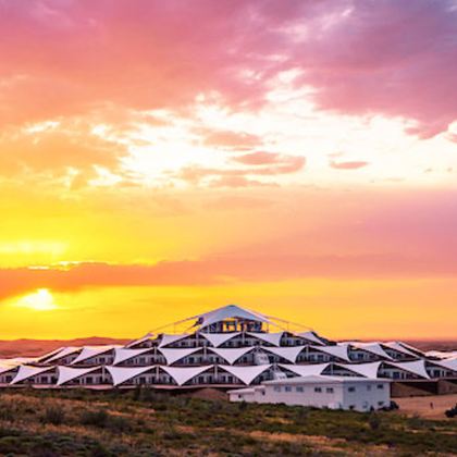 户外活动·内蒙古响沙湾5/6日亲子营 | 4种地质地貌奇观-【黄河大峡谷+蓝色冰河+响沙湾沙漠+可选乌兰哈达火山】 | 10+local玩法-【沙漠滑雪+悬崖火锅+骑骆驼+全地形车+冰钓...】，入住五钻莲花酒店 & 大乐之野悬崖酒店