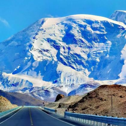 新疆南疆+库尔勒+喀什市+塔什库尔干+帕米尔高原7日6晚私家团