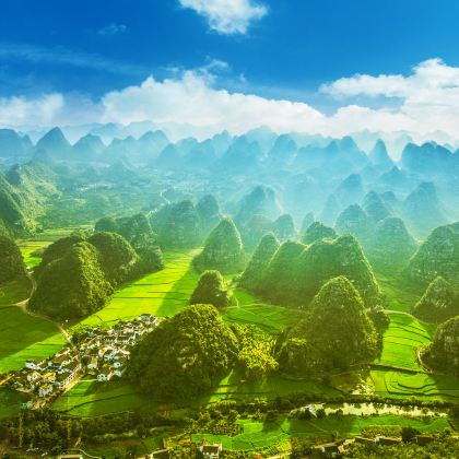 黄果树瀑布+荔波小七孔景区+西江千户苗寨+镇远古城+梵净山+万峰林景区+马岭河峡谷7日6晚私家团