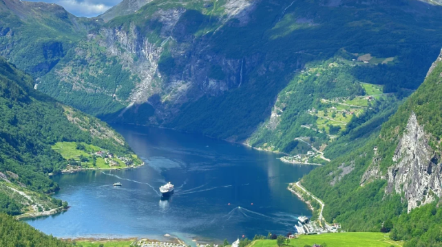 <8天>【挪威全景 峡湾景观酒店】哥本哈根航班往返 6大体验项目全含·峡湾游船+弗洛姆高山火车+精灵敞篷车直达冰川+布道台登顶+弗洛伊恩山缆车