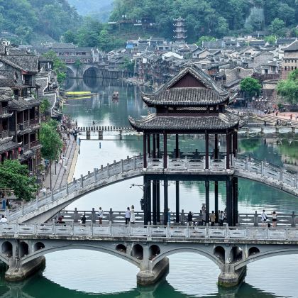 长沙+张家界+天门山+湘西+凤凰古城5日4晚跟团游
