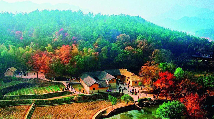 长沙+韶山+张家界+天门山+凤凰5日4晚跟团游·红色经典【毛泽东故居+刘少奇故居】挑战玻璃栈道丨天门洞奇观+99道弯通天丨索道车往返丨宿凤凰古城·赏璀璨夜景丨乾州文庙非遗研学丨明星导游讲解+湘西美食宴丨赠苗服体验