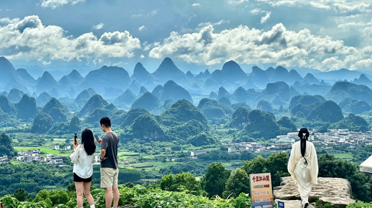 4-Day China + Guilin + Yangshuo: Guilin Li River 3-star cruise & Impression Sanjie Liu Show