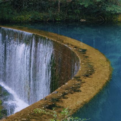 梵净山+镇远古城+西江千户苗寨+荔波小七孔景区+荔波酷玩森林+猴耳天坑·极限酷玩公园+十二背后地下裂缝景区8日7晚拼小团
