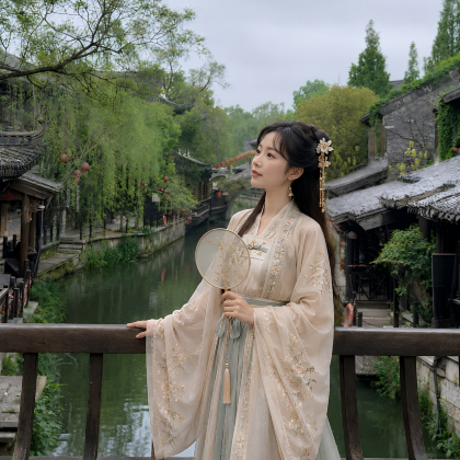 山东济南+淄博+枣庄+清照泉城·明水古城国际泉水旅游度假区+海岱楼+淄博陶瓷琉璃博物馆+八大局便民市场+台儿庄古城3日2晚跟团游