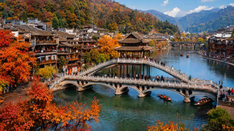 <5天>【5日4晚 · 旅行团 · 12人纯玩 秋冬特惠 金牌导游「赠734元礼包＆天门山A线门票VIP通道」3晚5钻酒店连住＆凤凰宿古城观夜景 赠72奇楼＆商务高顶车】·12人纯玩+赠734元礼包+天门山A线门票VIP通道+三晚5钻酒店连住+凤凰宿古城内 72奇楼
