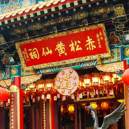 香港+澳门+太平山顶+啬色园黄大仙祠+金紫荆广场+星光大道+澳门威尼斯人度假区+澳门渔人码头5日4晚跟团游