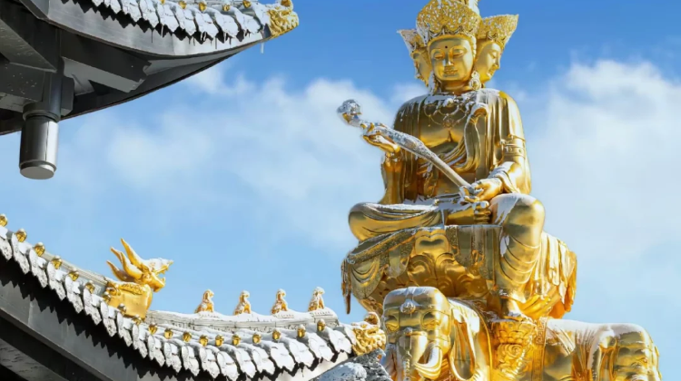 10-Day Private Tour: Chengdu, Jiuzhaigou, Huanglong National Scenic Area, Mount Emei, Leshan, Dujiangyan | Sichuan Opera Face-changing Performance + Tibetan Costume Photo Session·  