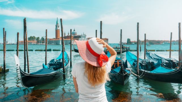 <9天>【意大利一地深度遊覽】·羅馬進出+鬥獸場入內講解+古羅馬遺址入內講解+烏菲茲美術館入內講解+帕拉提諾山門票+皮洛塔宮門票+威尼斯雙島（彩虹島+主島 ）+羅馬接送機