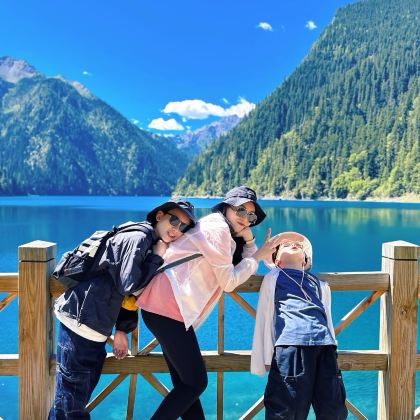 成都+九寨沟+黄龙风景名胜区+三星堆博物馆+成都大熊猫繁育研究基地5日4晚私家团