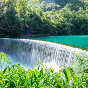 贵州+织金洞+黄果树景区+荔波小七孔景区+万峰林景区+梵净山+西江千户苗寨+乌蒙大草原9日8晚拼小团