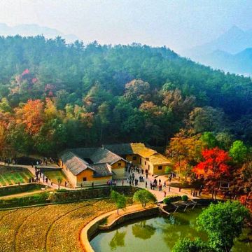 长沙+岳麓书院+橘子洲景区+湖南省博物馆+韶山+毛泽东同志故居+滴水洞+张家界+武陵源+天门山+凤凰古城8日7晚跟团游