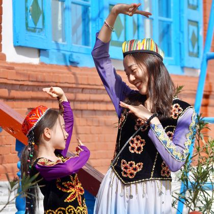 户外活动·新疆伊犁8日亲子游学营丨高端房车出行穿越伊昭公路、S101+赛里木湖房车环湖、湖光下午茶+琼库什台古道骑马+六星街家访+天山花海骑行+果子沟金顶秘境徒步+昭苏玉湖游船+安集海星空露营、山河野宴，北疆记忆