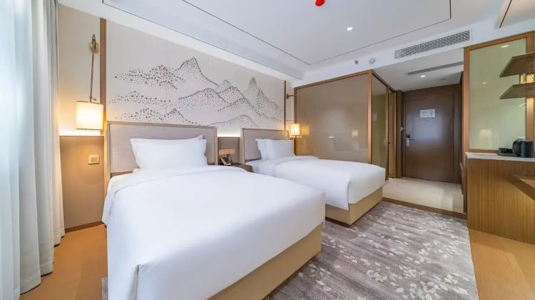 5D4N · Private Tours · Sichuan Highlights : Jiuzhaigou & Huanglong & Sanxingdui & Panda Base. Direct high-speed rail. Free Sichuan Opera Face-changing + Complimentary SIM & adapter on inquiry