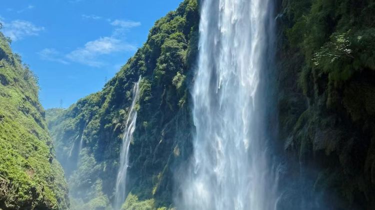 8D7N · Private Tours · Guiyang + Huangguoshu Waterfall + Libo + Xijiang Qianhu Miao Village + Zhenyuan Ancient Town + Mount Fanjing + Wanfenglin Scenic Area + Maling River Canyon