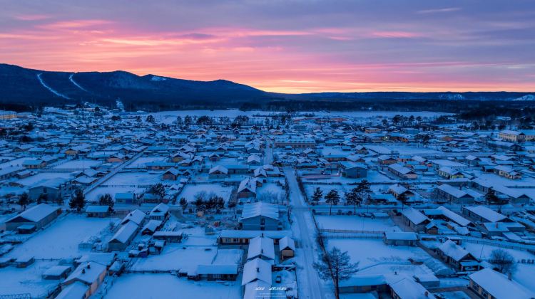 5-Day Mini group Harbin-Mohe tour: Central Street, Ice World, border & Longjiang First Bay, log cabin stay & aurora chasing. Enquire for free birch bark paintings, no shopping.