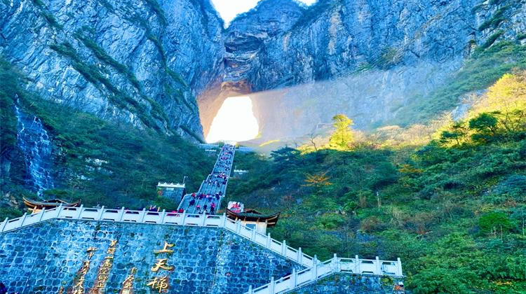 张家界+大峡谷+天门山+湘西+凤凰古城4日3晚跟团游· 2+1航空旅游车【品质畅玩】+【天门山索道往返+沱江泛舟】游『黄龙洞+溶洞游船+天门山玻璃栈道+凤凰古城』品『土家三下锅』+张家界进长沙返程