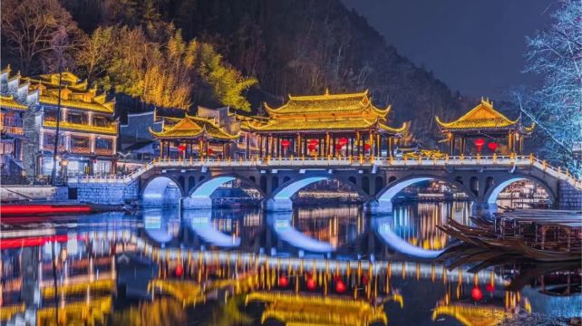 張家界+大峽谷+天門山+湘西+鳳凰6日5晚跟團遊·途風自營+雲闕瀟湘 12人純玩小團+贈1318元禮包 保證天門山稀缺A線（免排隊直達山頂）+4大基礎VIP +  贈72奇樓票 + 核心森林公園+袁家界+百龍天梯+天門山 苗服換裝