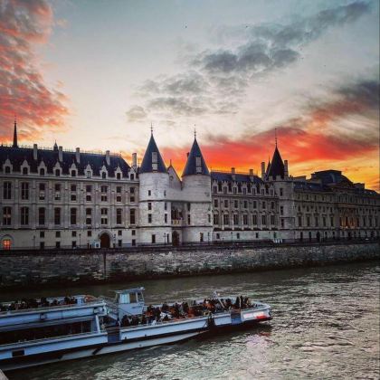 凡尔赛宫+巴黎圣母院+卢浮宫+埃菲尔铁塔+凯旋门+香榭丽舍大街+尼斯老城+天使湾+马赛老港+伊夫岛8日7晚拼小团